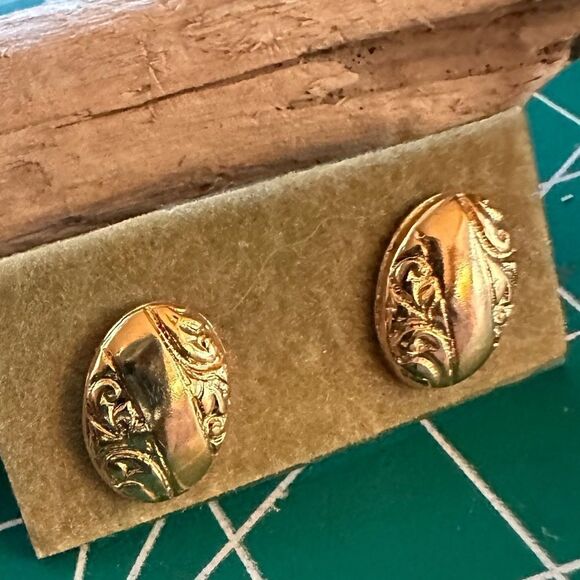 Vintage Ornate Gold Tone Earrings - Picture 2 of 2